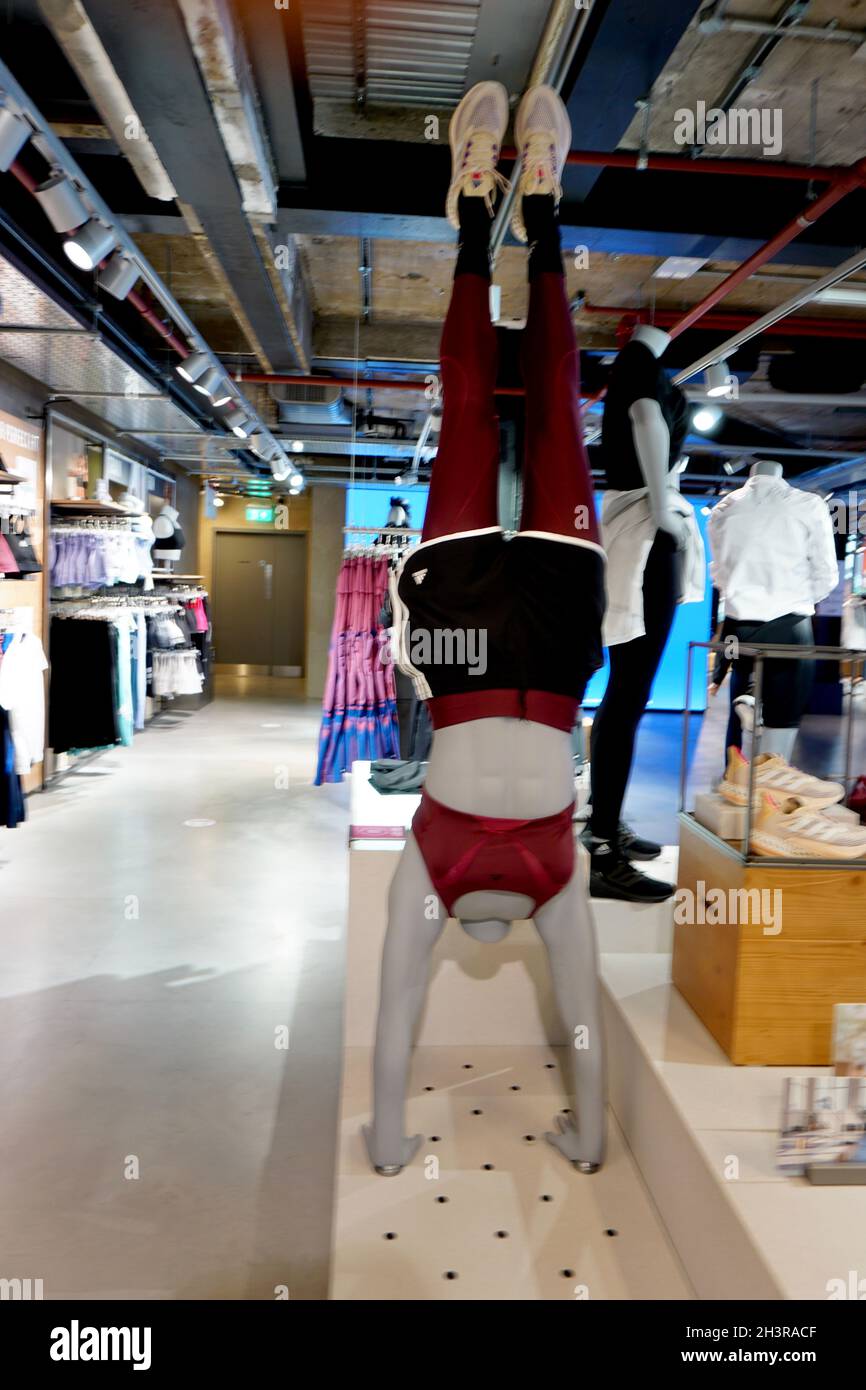 Maniquí que muestra ropa deportiva en la tienda Adidas de Oxford Street,  Londres, Reino Unido Fotografía de stock - Alamy
