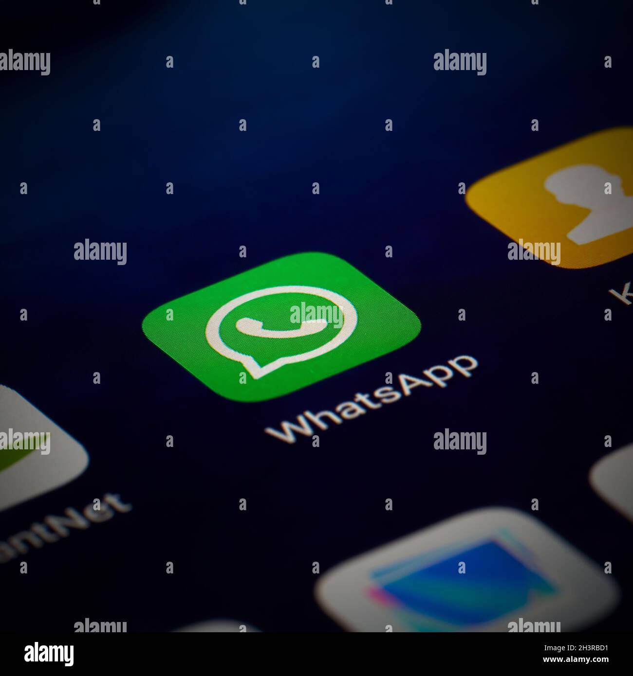 Icono WhatsApp en la pantalla de un smartphone Foto de stock