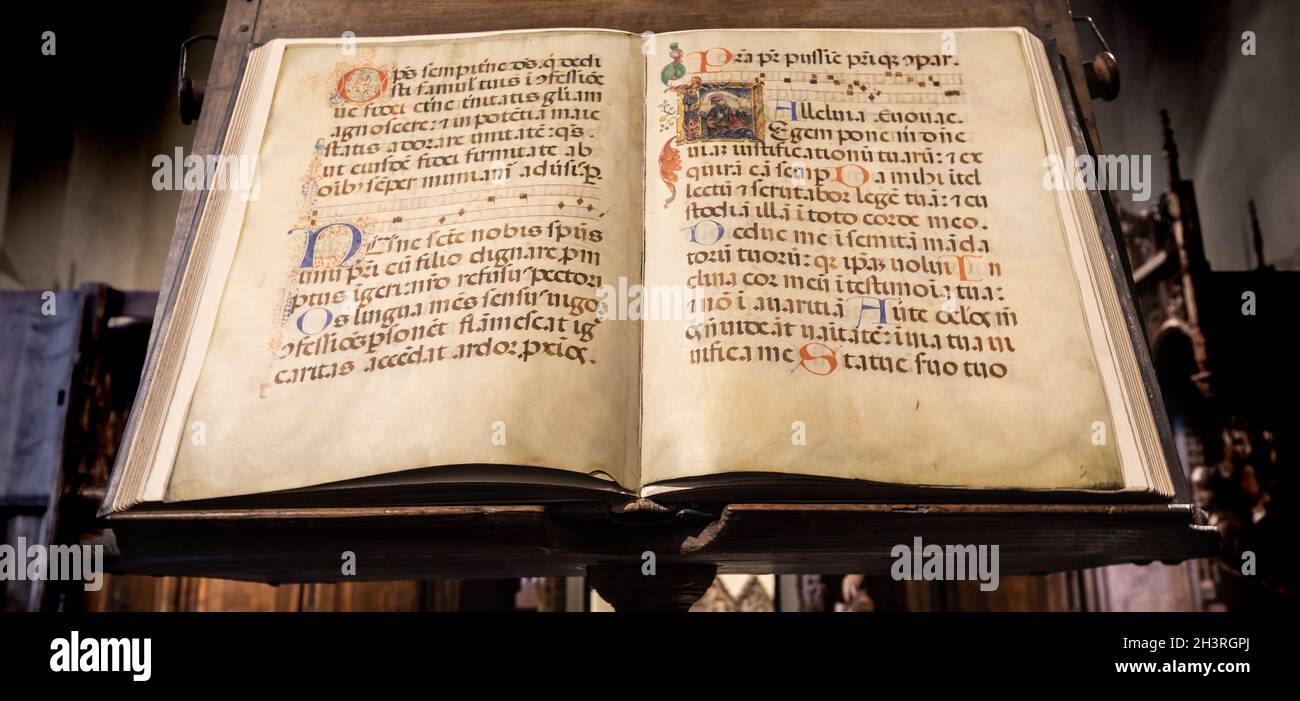 Manuscrito medieval antiguo con caligrafía antigua. Foto de stock