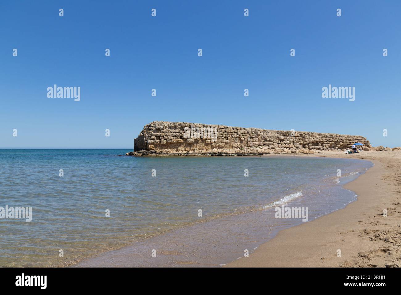 Restos arqueológicos de la antigua ciudad Empuries. Restos de la ciudad griega y romana en el mar Foto de stock