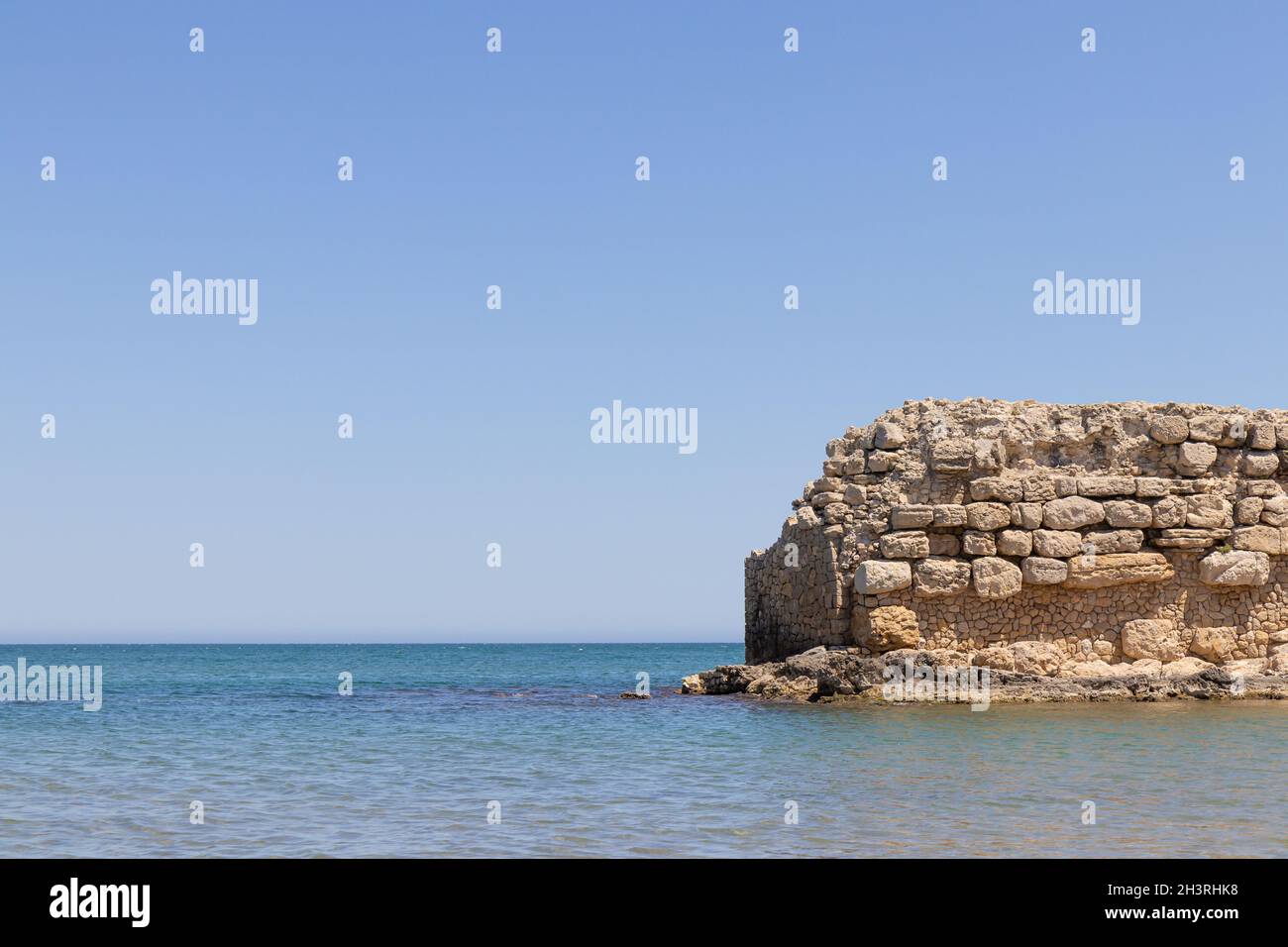 Restos arqueológicos de la antigua ciudad Empuries. Restos de la ciudad griega y romana en el mar Foto de stock