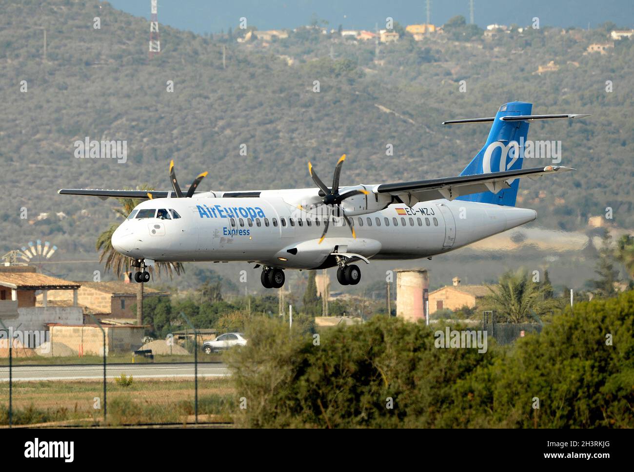 Un avión ATR 72-500 de la empresa española Air Europa, matrícula EC-MZJ,  aterrizando en el aeropuerto de Palma de Mallorca Fotografía de stock -  Alamy
