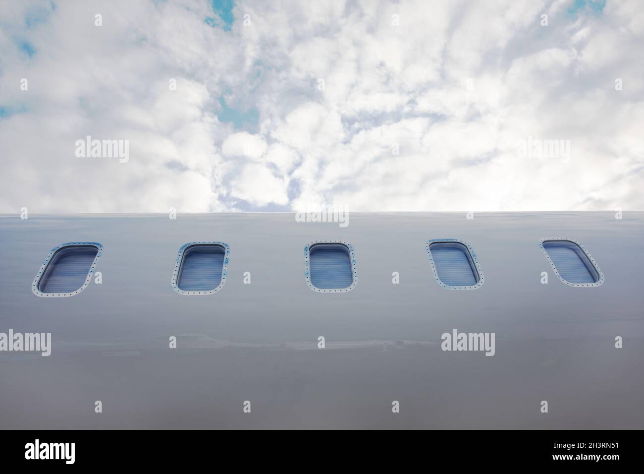 un avión iluminadores de negocios privados jet sobre fondo del cielo Foto de stock