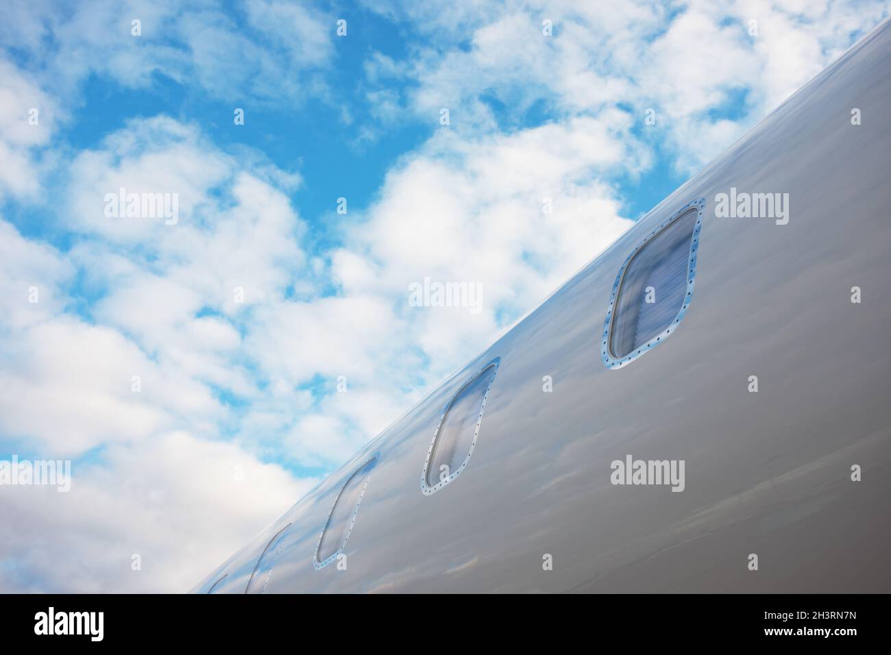 un avión iluminadores de negocios privados jet sobre fondo de cielo azul Foto de stock