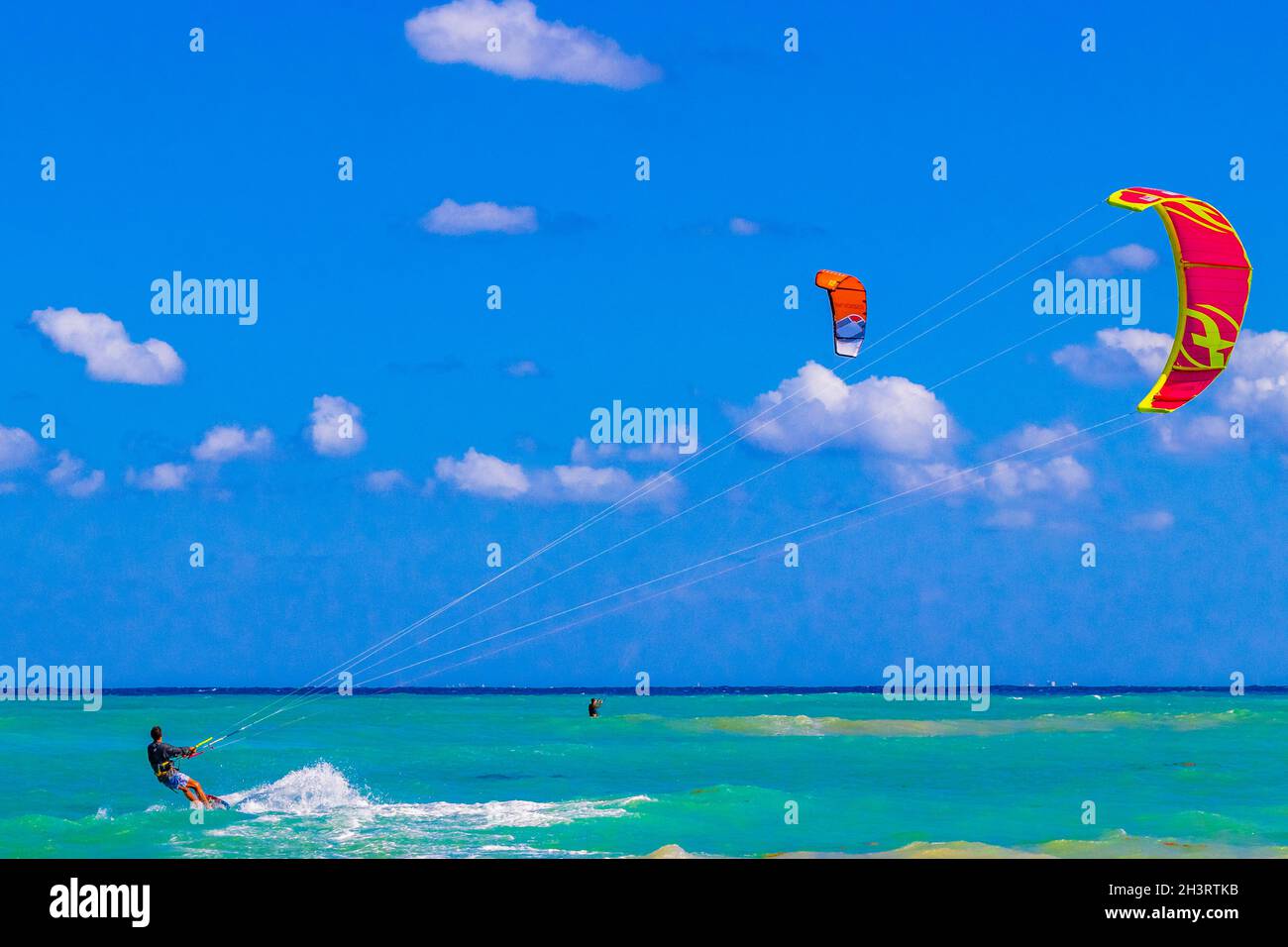 Playa del Carmen México 04. Abril 2021 Deportes acuáticos como kitesurf