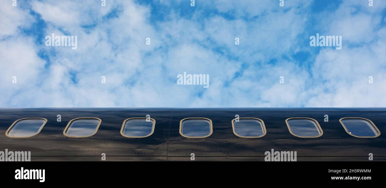 Cierre de las ventanas de un avión de jet privado de negocios, diseño panorámico Foto de stock