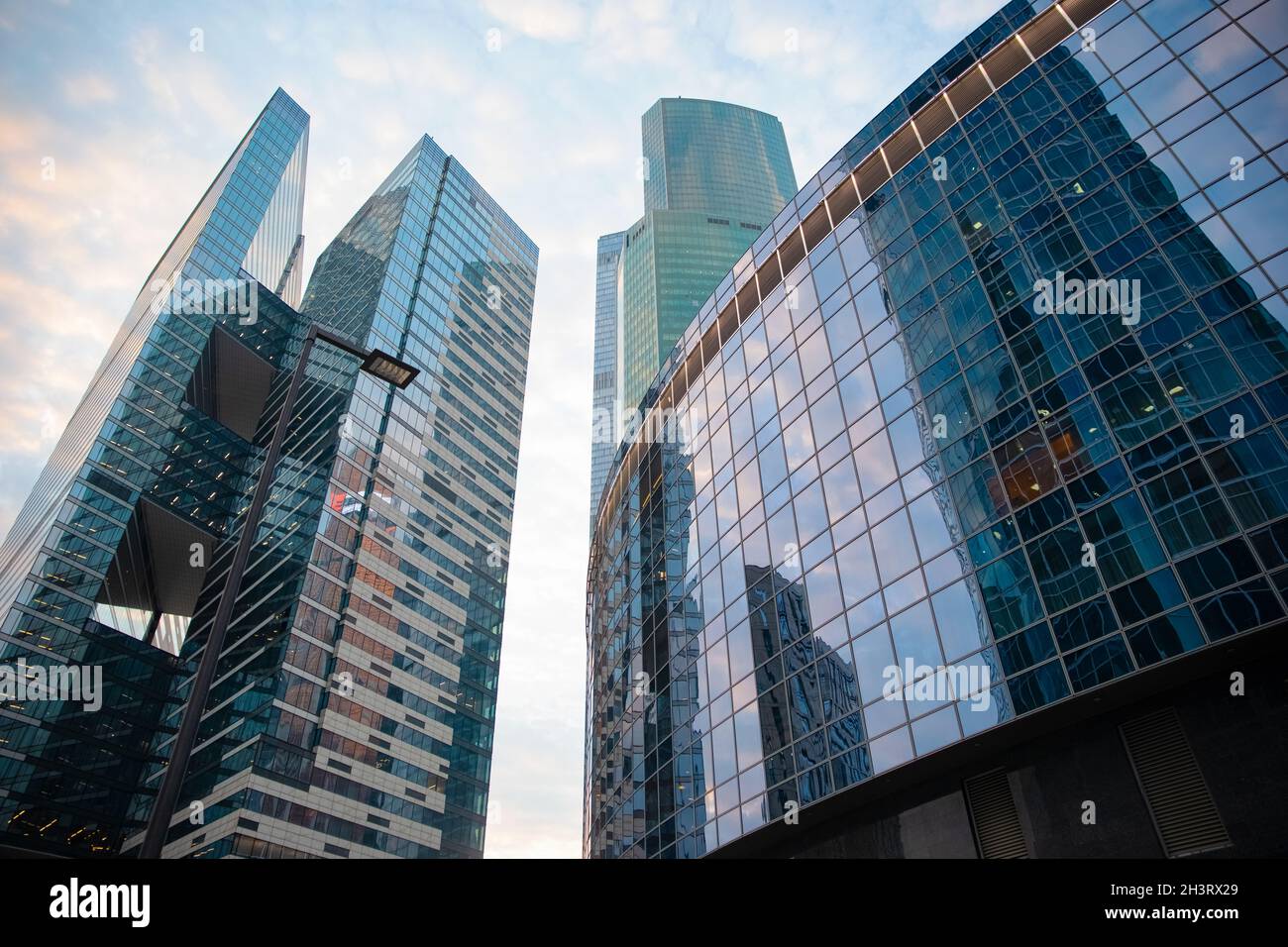 Centro de negocios Ciudad de Moscú, moderno complejo arquitectónico con fachada de cristal en Moscú, Rusia Foto de stock