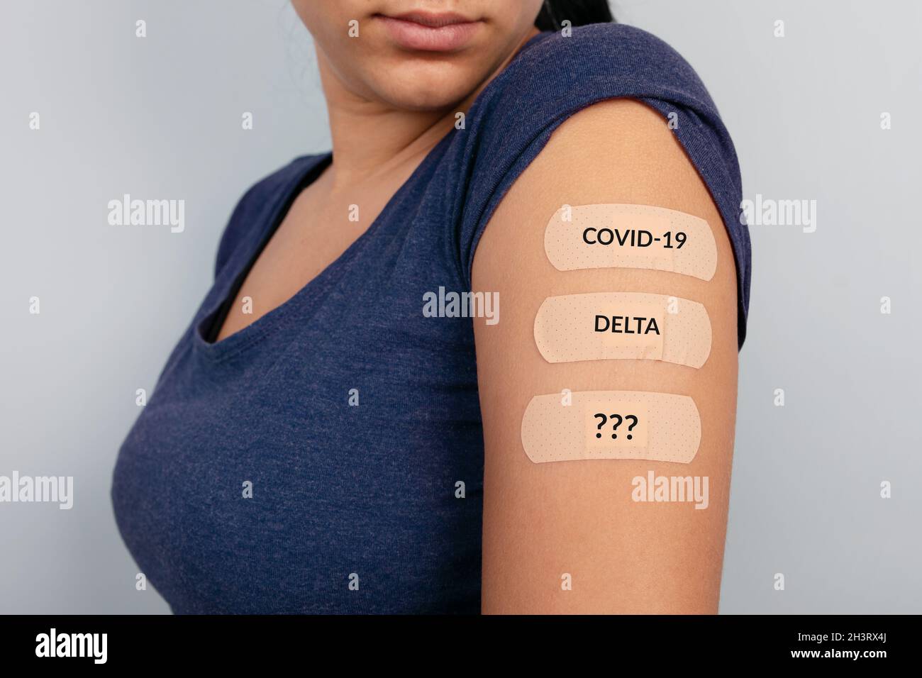 mujer que muestra muchos tiritas en el hombro después de la vacuna coronavirus, nuevo concepto de sellos, mutación covid-19 Foto de stock