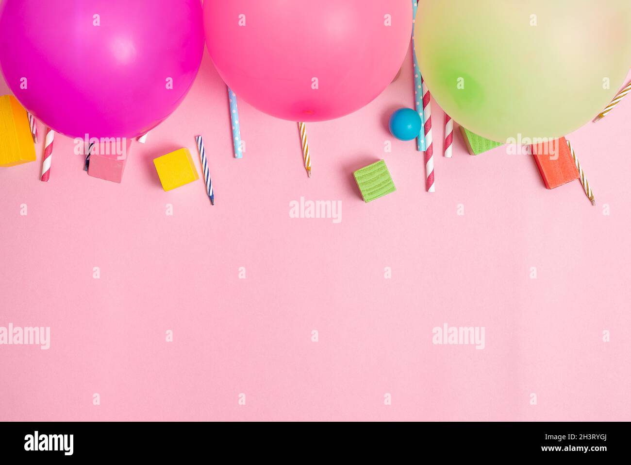 Coloridos diseños de fiesta de cumpleaños Celebración brillante Ideas de planificación Nuevas decoraciones llamativas Lunas de globo Confetti Celebra Fest Foto de stock