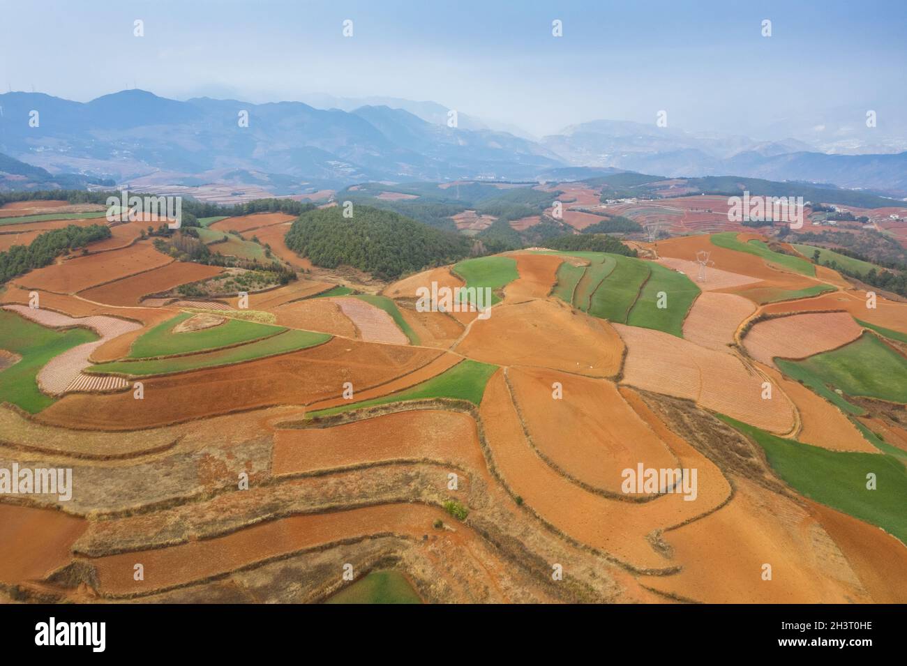 Vista aérea del paisaje de tierra roja de yunnan Foto de stock