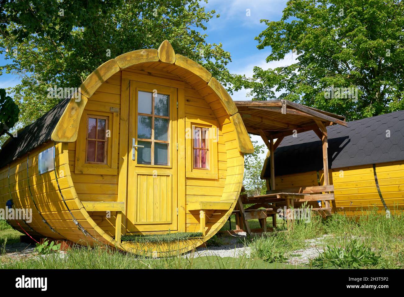 Cañón de madera para pasar la noche en un camping en Alemania Foto de stock
