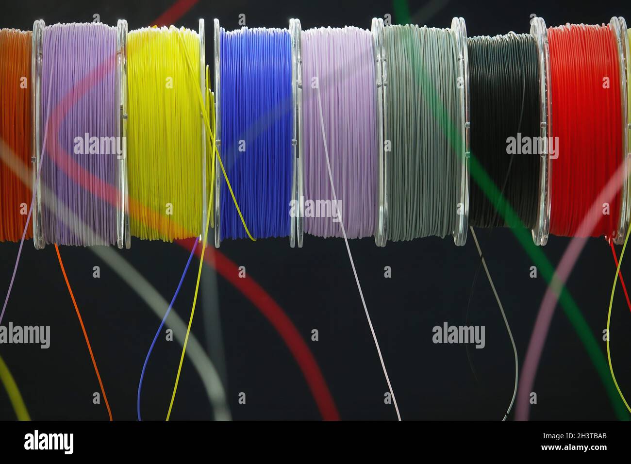 fila panorámica amplia de color brillante de bobina 3d impresora pla de plástico de filamento abs aislado Foto de stock