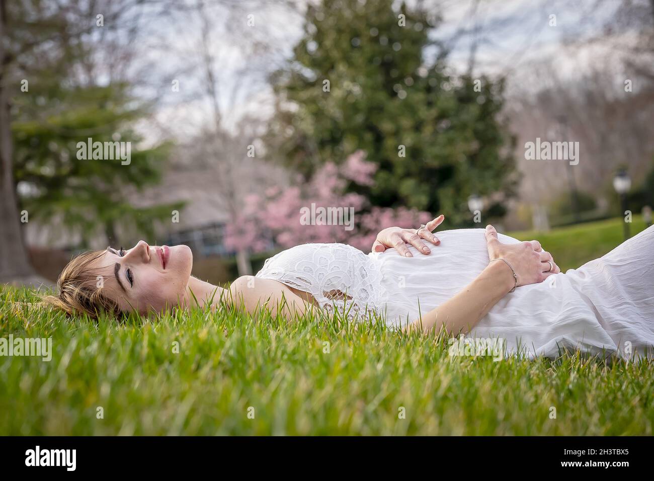 Una mujer embarazada hermosa que se pone en un ambiente al aire libre  Fotografía de stock - Alamy