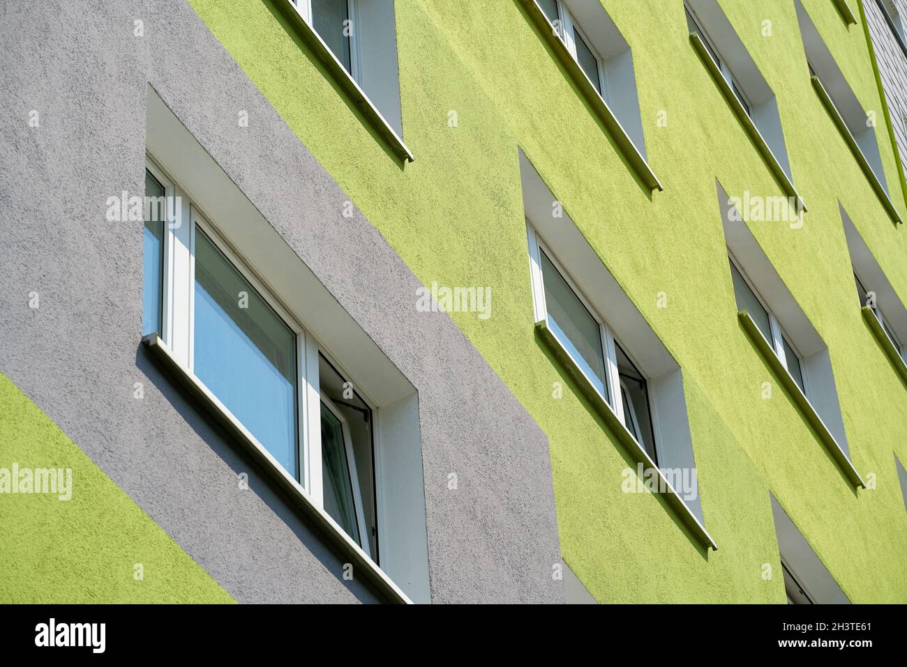 Fachada de un edificio prefabricado renovado en el distrito de Neustadt de Magdeburg, Alemania Foto de stock