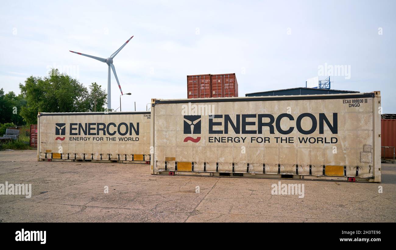Contenedor de material de la empresa Enercon, fabricante de aerogeneradores en un almacén Foto de stock