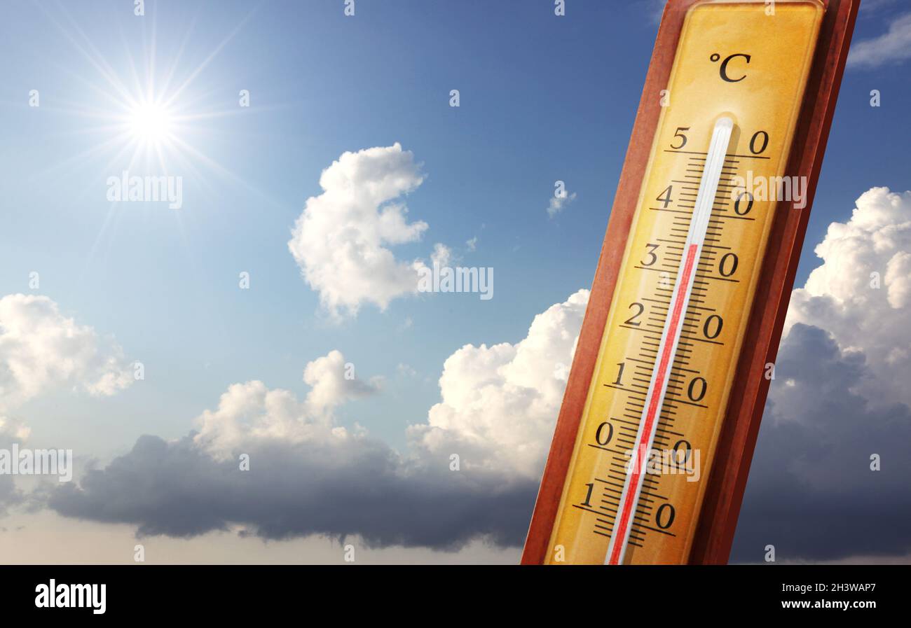 Termómetro con escala de Celsius que muestra una temperatura extremadamente alta. Foto de stock