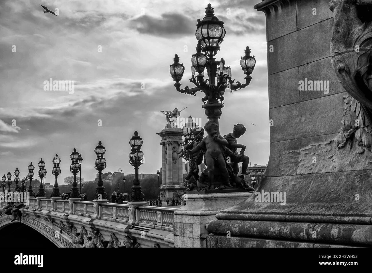 Una maravillosa imagen en blanco y negro del diseño de puentes con muchas esculturas, estatuas y faroles Foto de stock