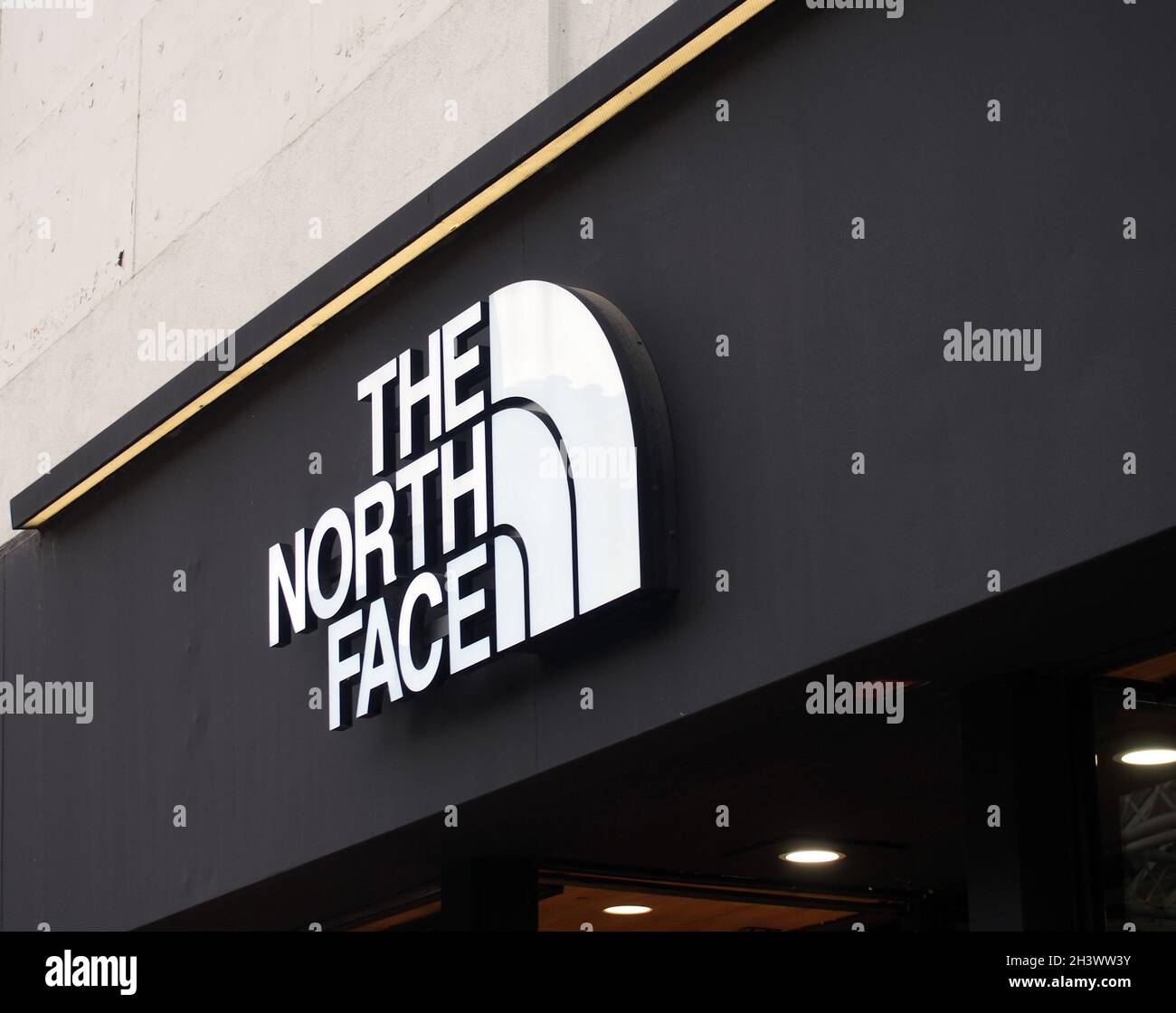 Letrero sobre la cara norte tienda de moda en briggate leeds Foto de stock