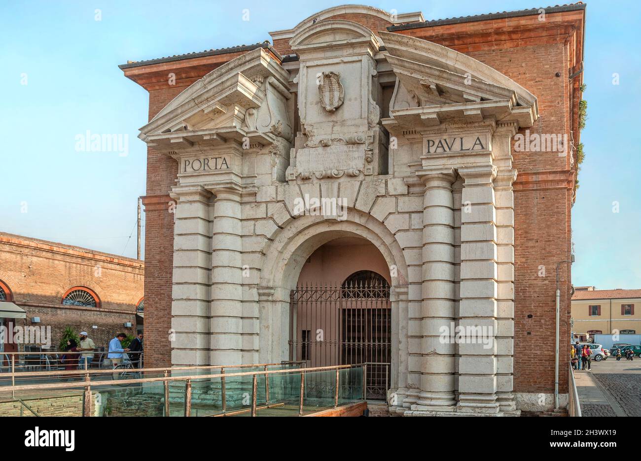 Porta Paula en la antigua muralla del castillo de Ferrara; Emilia-Romaña, Italia Foto de stock