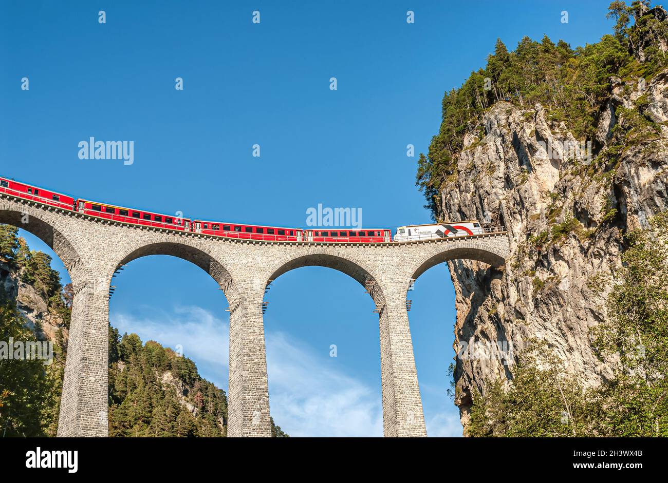 El tren expreso en el Viaducto de Landwasser en los Alpes Suizos, Suiza Foto de stock