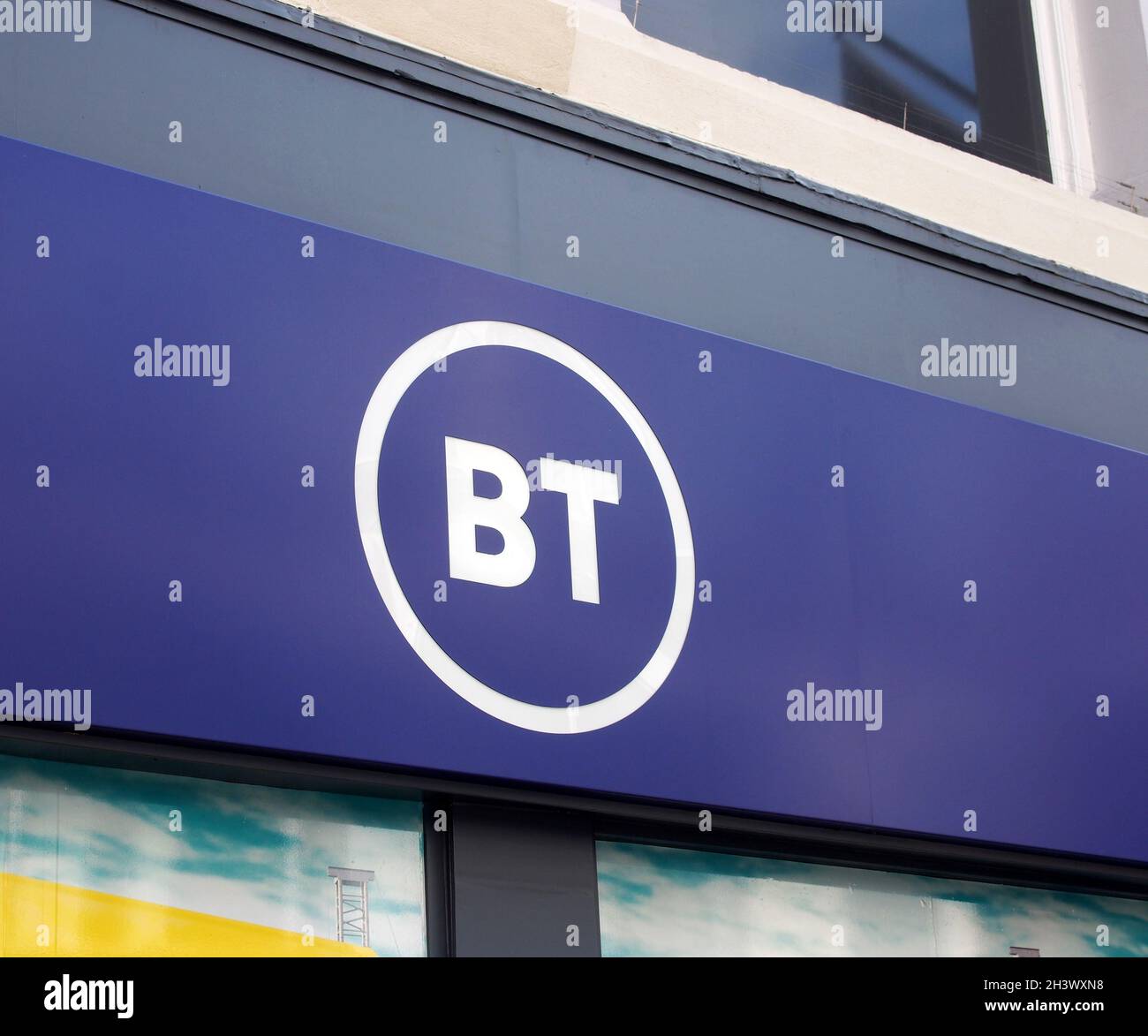 Signo y logotipo sobre la entrada a una tienda de teléfonos móviles BT en briggate leeds Foto de stock