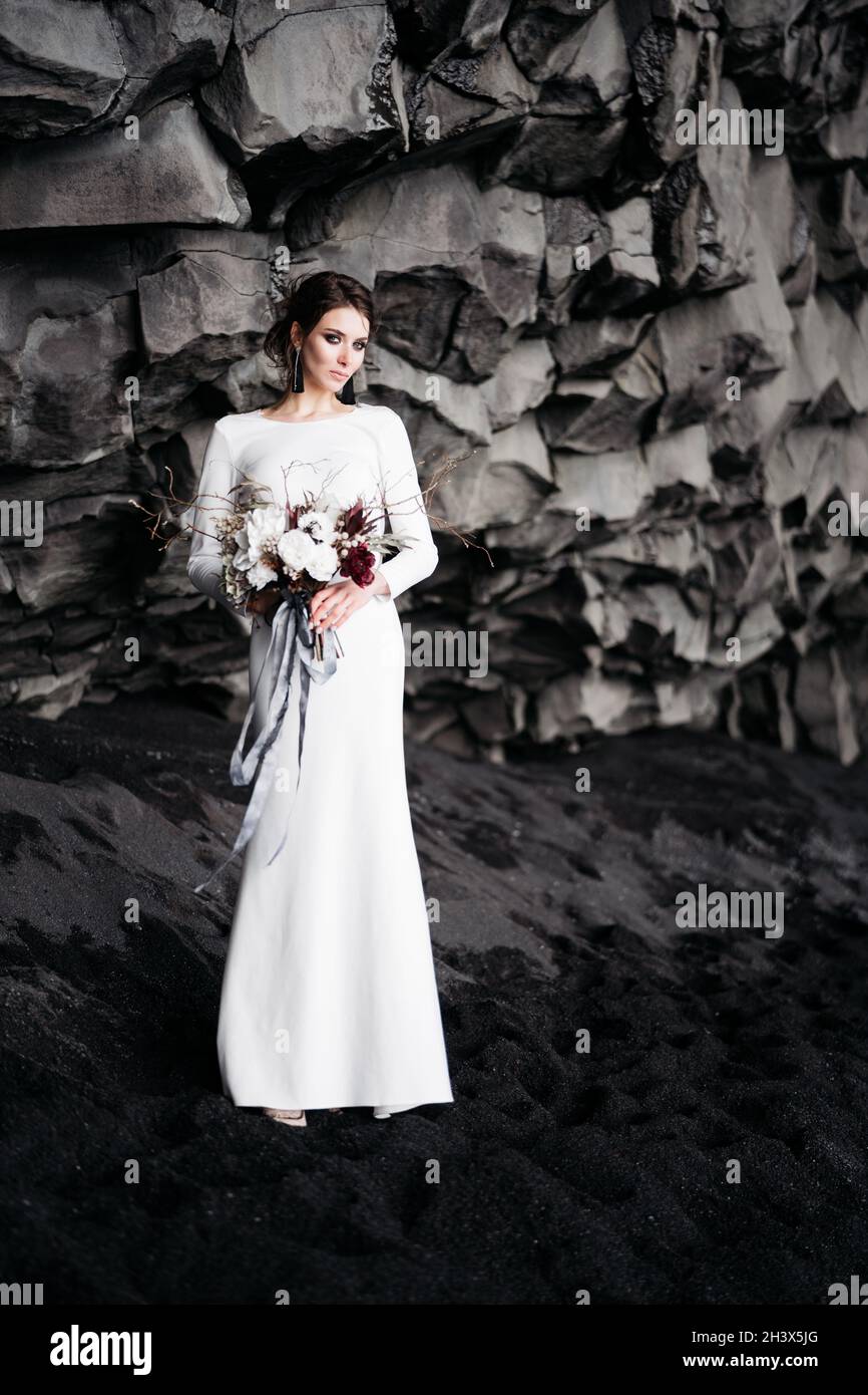 Vestido De Novia De Seda Fotos e Imágenes de stock - Alamy