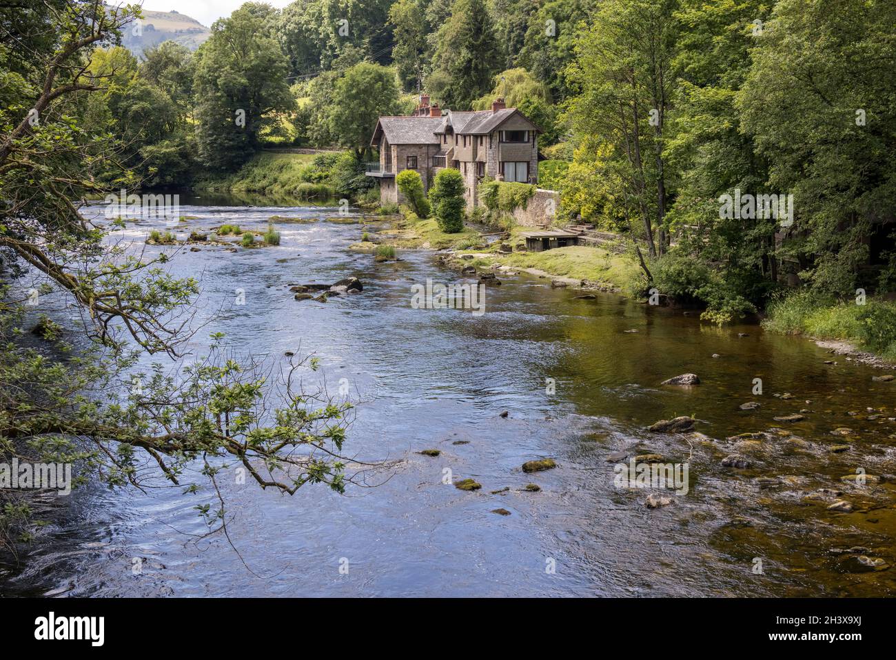 FRONCYSYLLTE, WREXHAM, GALES - JULIO 15 : Casa junto al río Dee cerca del acueducto Pontcysilte, Froncysilte, Wrexham, Gales, U. Foto de stock