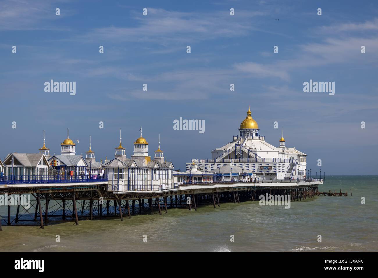 EASTBOURNE, EAST SUSSEX, Reino Unido - 29 DE JULIO: Vista del muelle de Eastbourne en East Sussex el 29 2021 de julio. Personas no identificadas Foto de stock