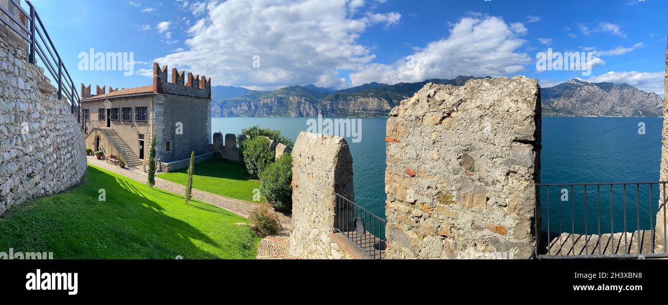 Castillo de Malcesine en la orilla oriental del lago de Garda. Lombardía, norte de Italia, Europa. Foto de stock