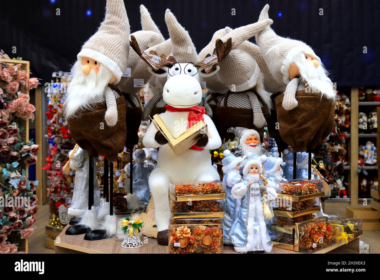 Juguetes y decoraciones de Navidad y Año Nuevo en la tienda. Gracioso favorito hermosas muñecas en sombreros. Festivo invierno de Navidad comercio, feria en una compra Foto de stock