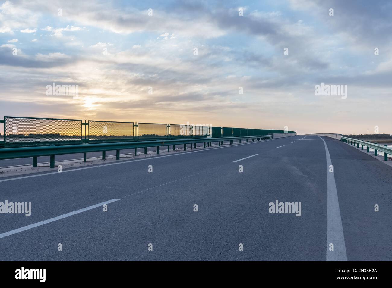 Superficie del puente de carretera con el cielo del amanecer Foto de stock