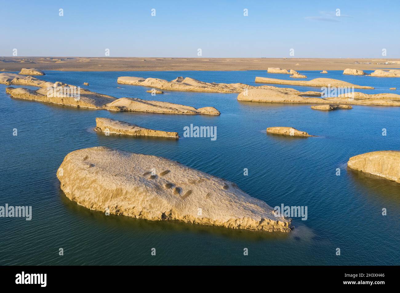 Yardang forma de tierra en el agua Foto de stock