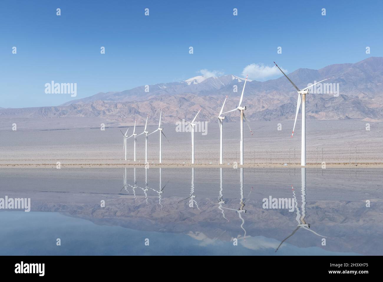 Paisaje de energía eólica en el desierto occidental Foto de stock