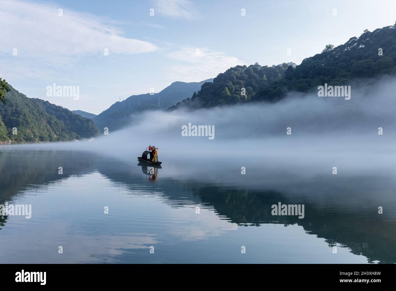 Hermoso paisaje del pequeño río Dongjiang a primera hora de la mañana Foto de stock