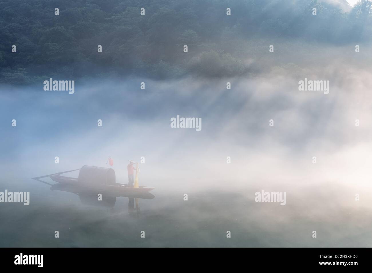 Río en el primer plano de niebla Foto de stock