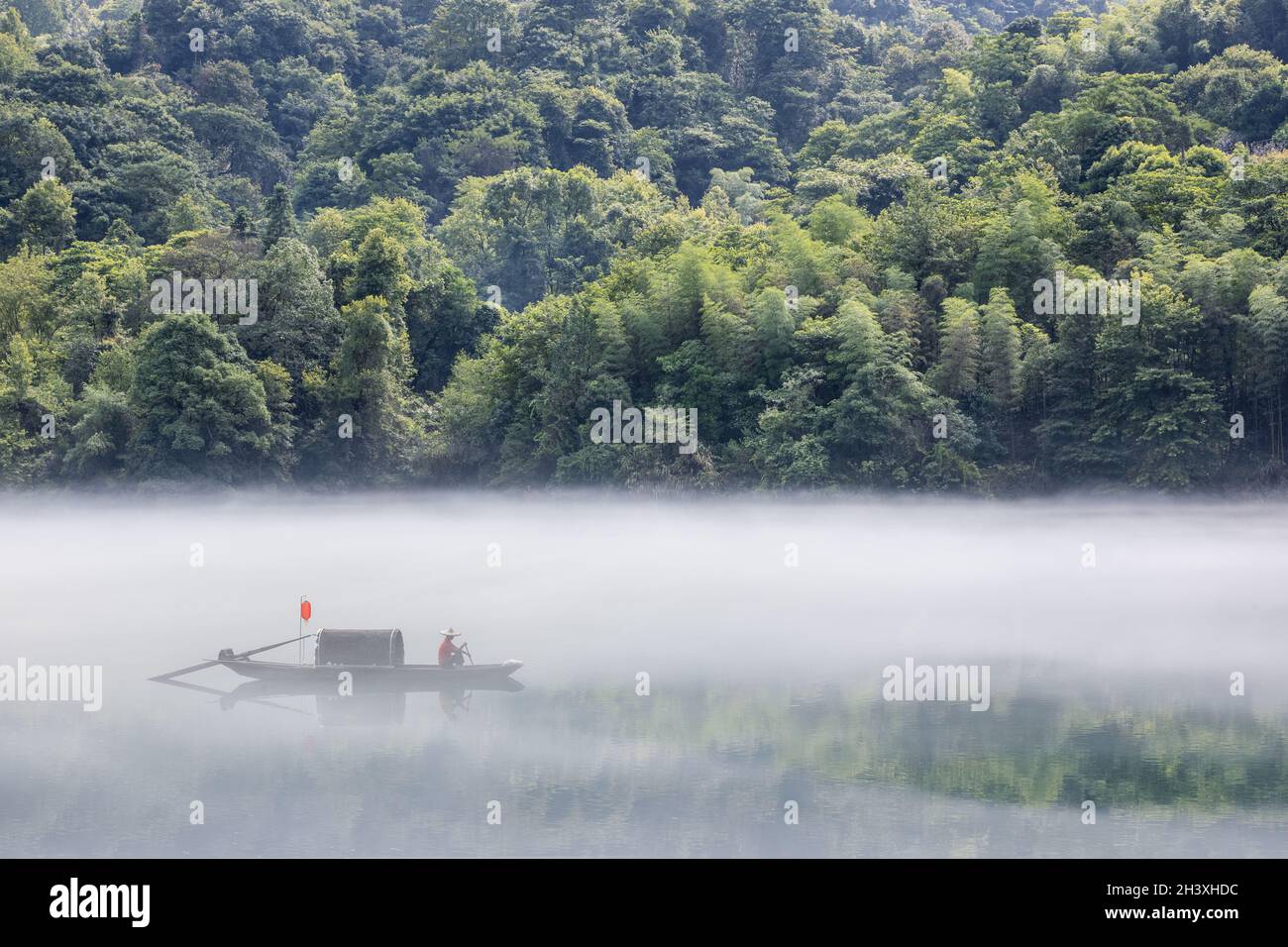 Una escena de ensueño en el río en la mañana de verano Foto de stock