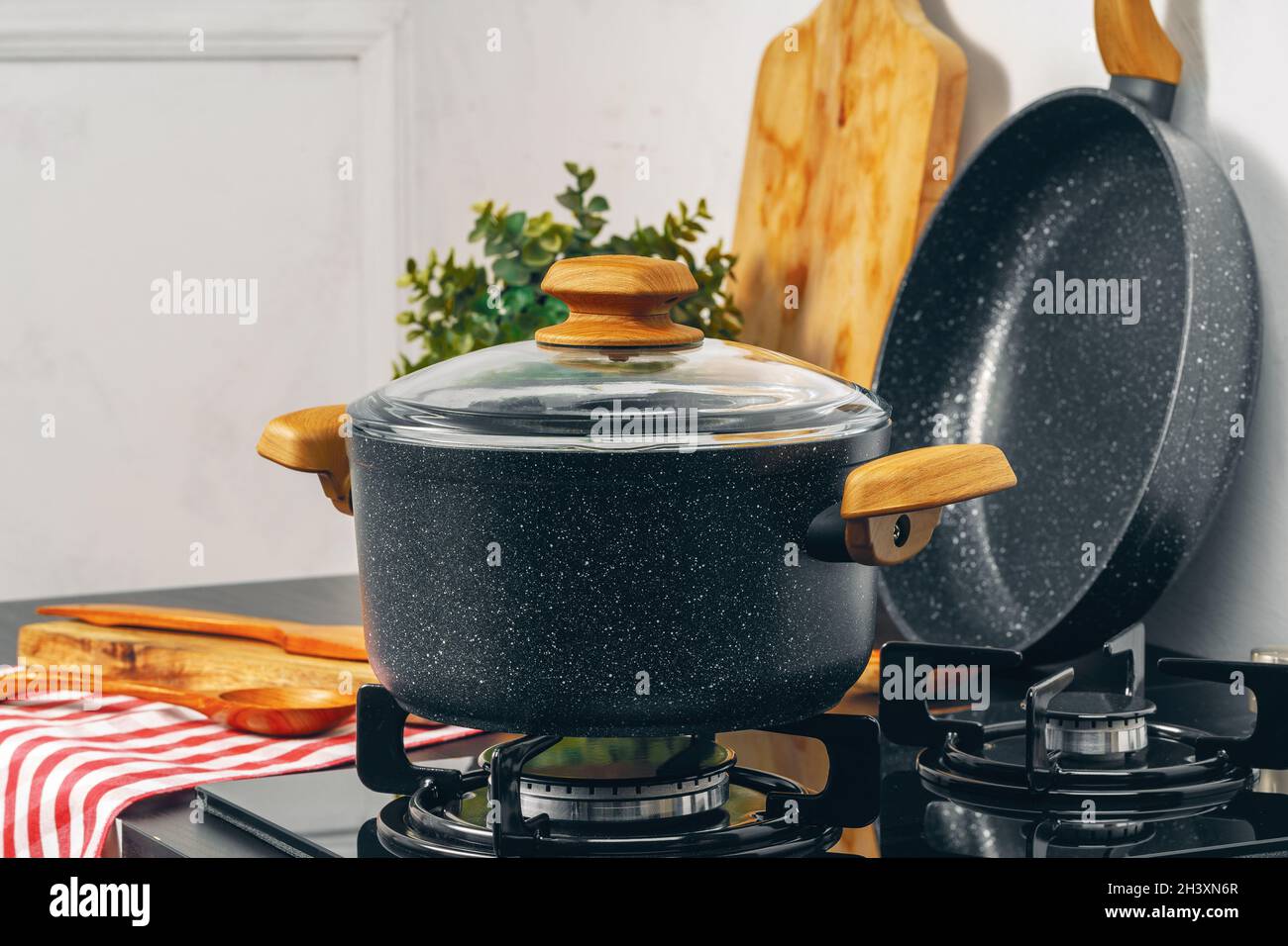 Limpie La Cacerola En Una Estufa De Gas En La Cocina Foto de stock y más  banco de imágenes de Ollas y cacerolas - iStock