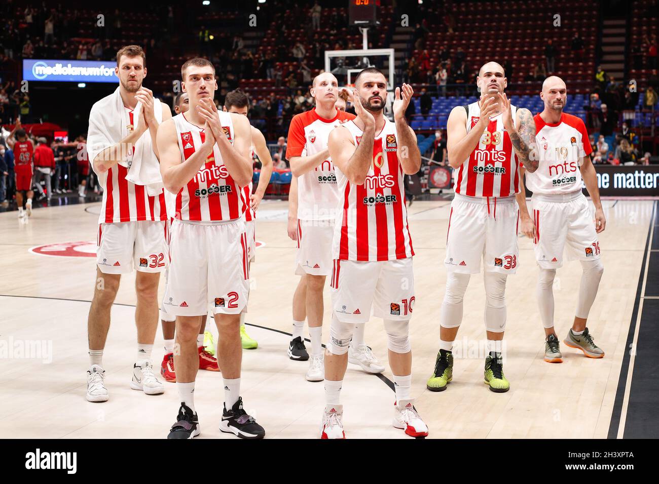 Milán, Italia. 28th Oct, 2021. Los jugadores de Crvena Zvezda MTS Belgrado  saludan a los fans al final del partido de baloncesto Armani Milan vs Crvena  Zvezda Begrade durante la ronda 7