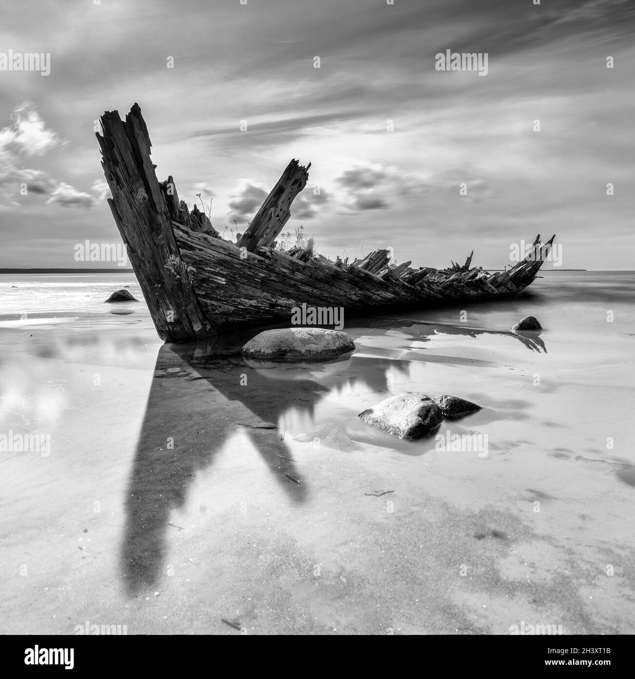 Vista en blanco y negro del naufragio de Raketa en el Golfo de Finlandia Foto de stock