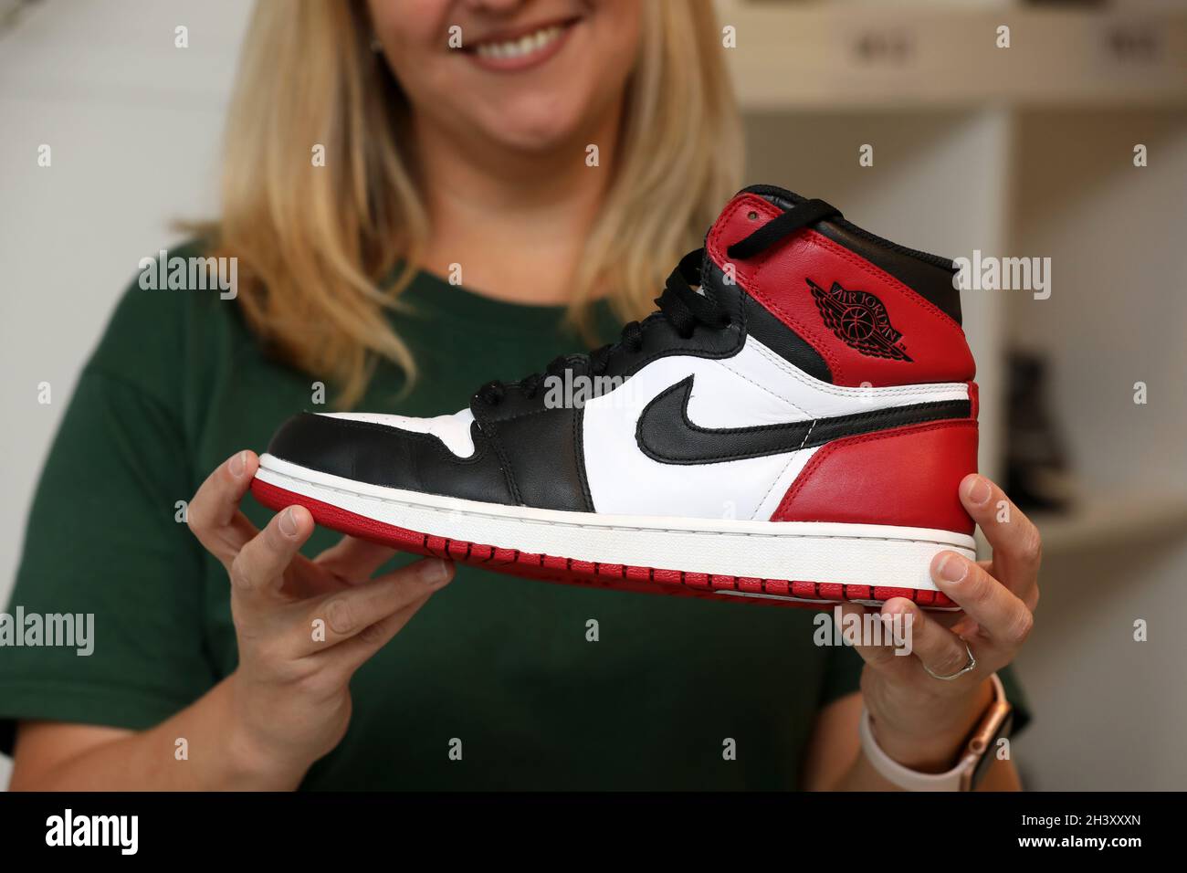 Las zapatillas Nike Air Jordan originales y poco comunes de los años 80 se  muestran en una tienda de entrenadores en Portsmouth, Hampshire, Reino  Unido Fotografía de stock - Alamy