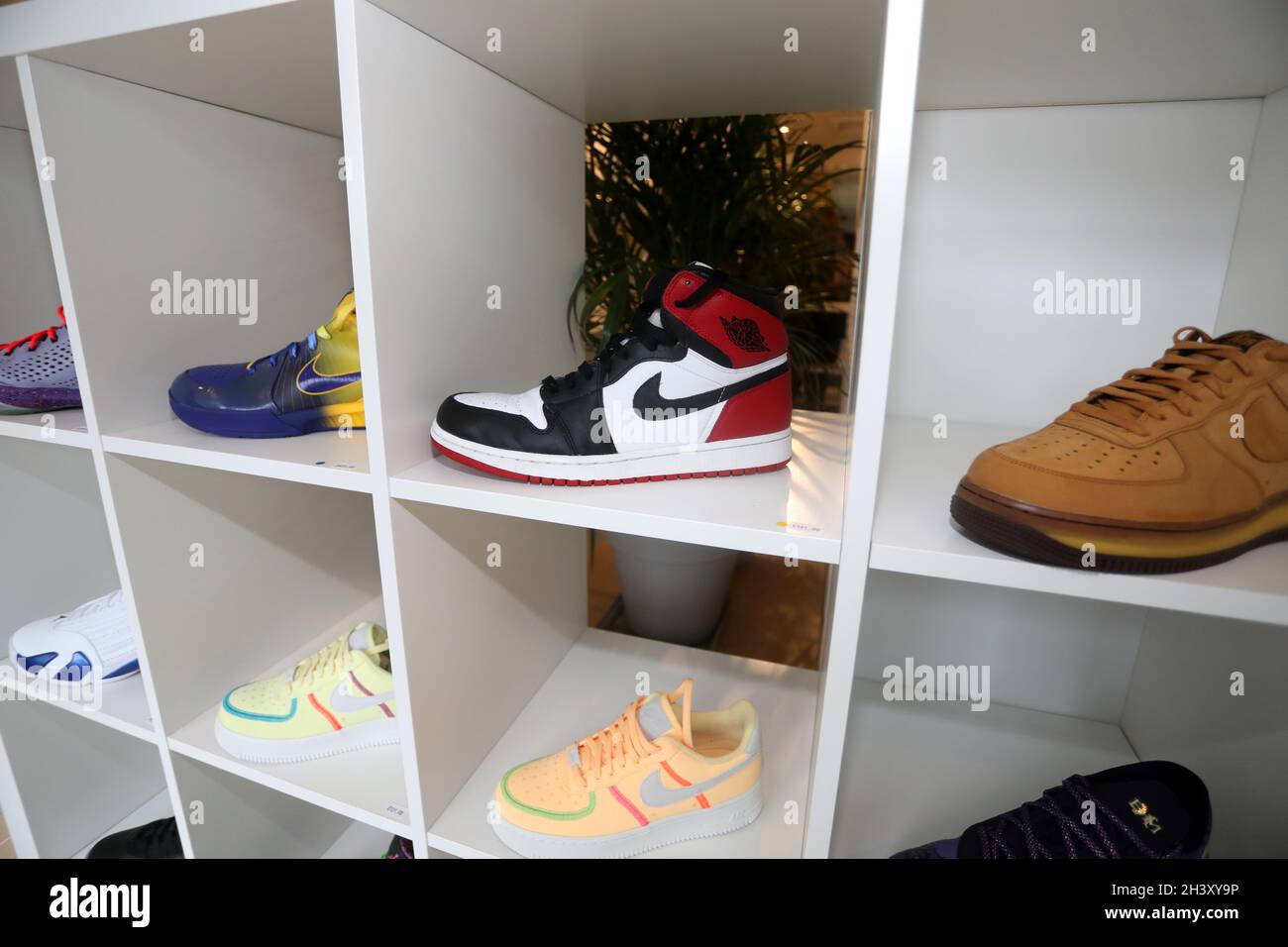 Las zapatillas Nike Air Jordan originales y poco comunes de los años 80 se  muestran en una tienda de entrenadores en Portsmouth, Hampshire, Reino  Unido Fotografía de stock - Alamy