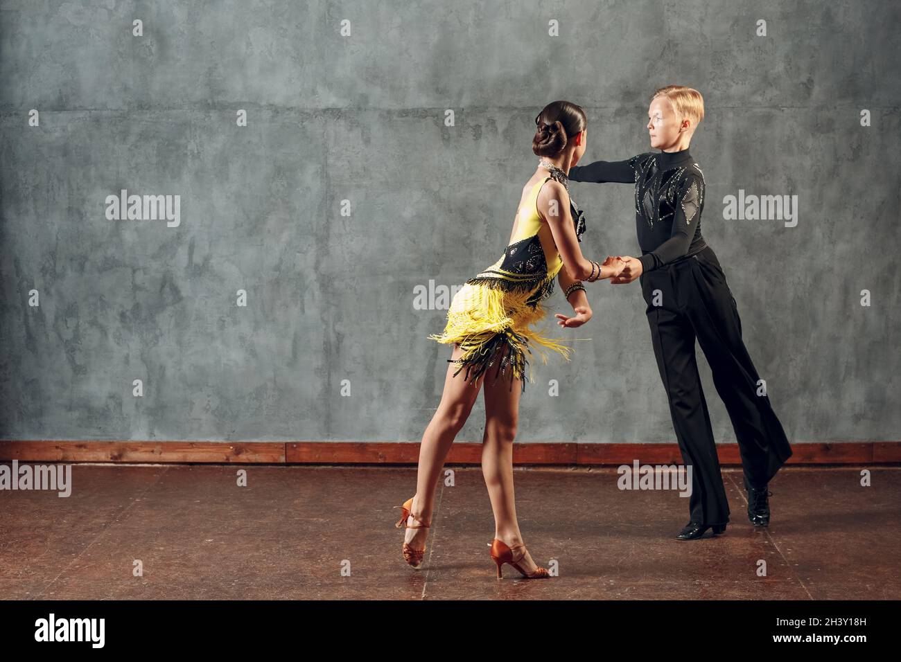 Pareja joven bailarinas baile baile baile cha-cha-cha Fotografía de stock - Alamy Pareja joven bailarinas baile baile baile cha-cha-cha Fotografía de stock - Alamy