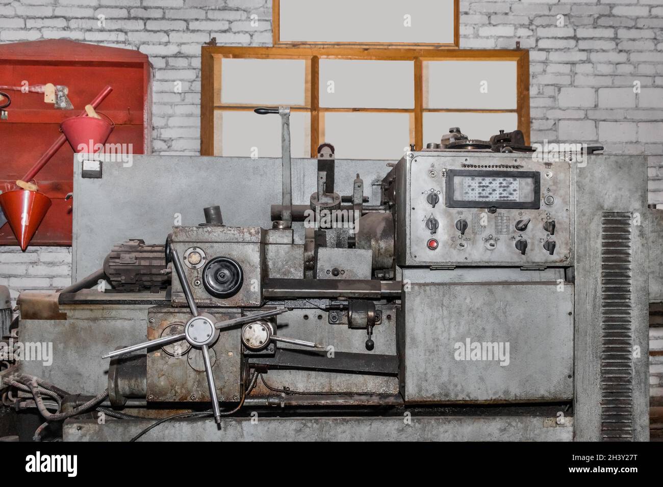 Torno revólver equipo antiguo de máquina para el trabajo de cerrajería en  una planta industrial Fotografía de stock - Alamy