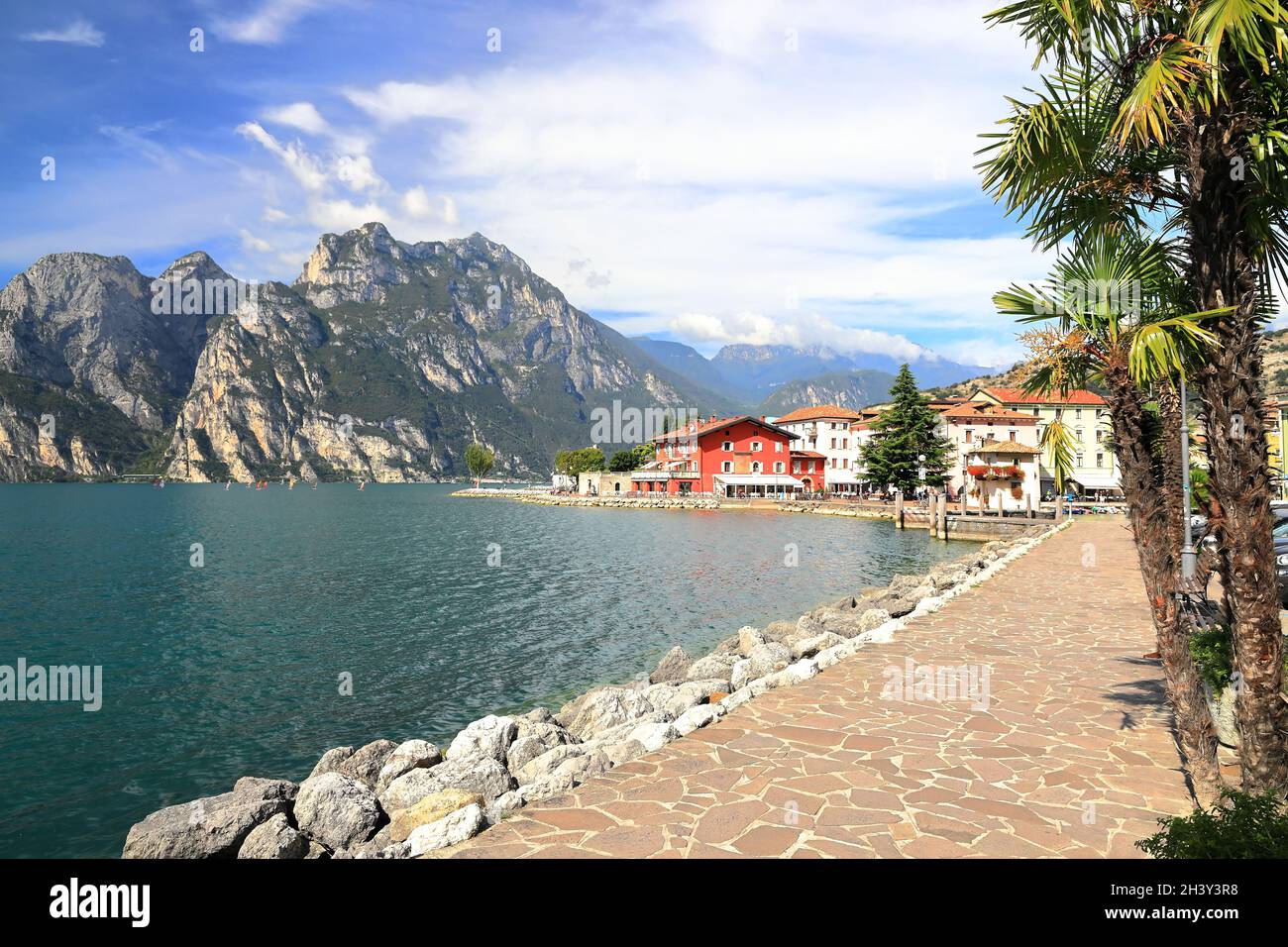 Vista de Nago-Torbole en la orilla norte del Lago de Garda. Trentino, norte de Italia, Europa. Foto de stock