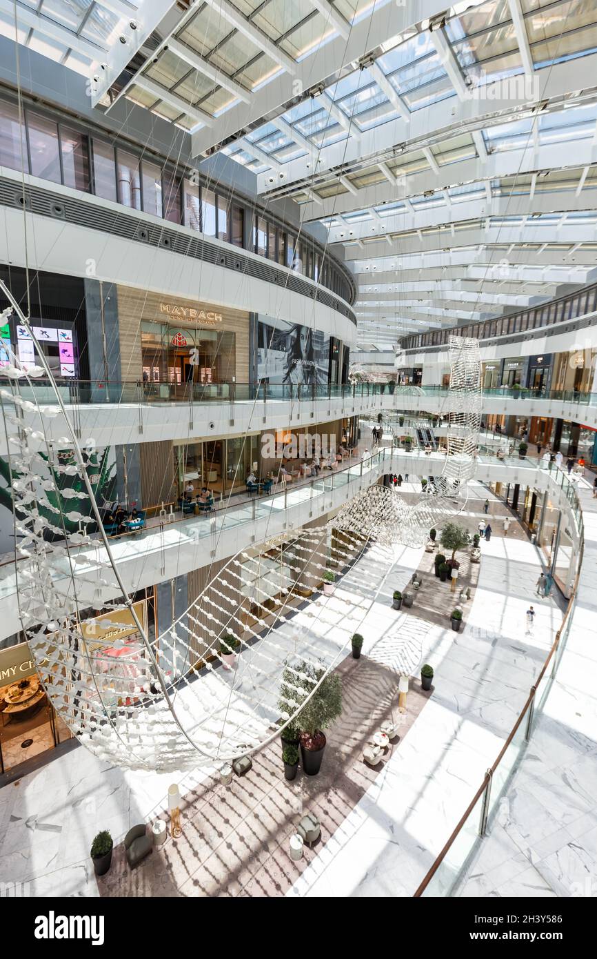 Dubai Mall Fashion Avenue, tiendas de lujo en la calle principal de los  Emiratos Árabes Unidos Fotografía de stock - Alamy