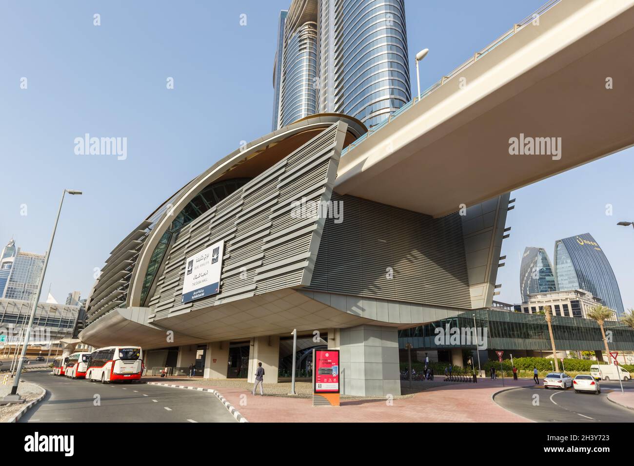 Burj Khalifa Dubai Mall parada del metro de Dubai transporte público  Fotografía de stock - Alamy