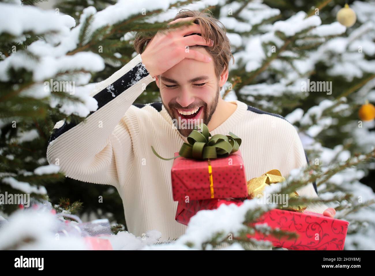 Encontró el regalo perfecto. Un hombre joven guapo que se prepara para la  Navidad Fotografía de stock - Alamy