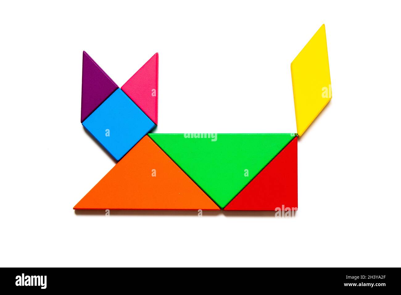 Puzzle de tangram de color en forma de gato sobre fondo blanco Fotografía  de stock - Alamy