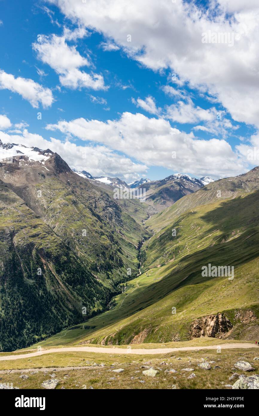 Vista a un valle escarpado cerca de Vent en el Ã–tztal, Austria Foto de stock