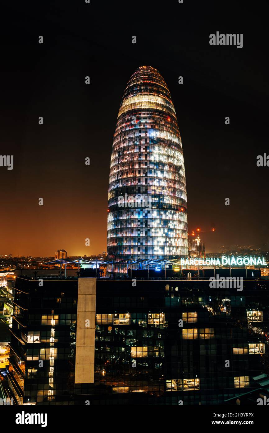 Barcelona, España - 15 de diciembre de 2019: Torre Agbar - Moderno rascacielos de 34 pisos en la Avenida Diagonal 211, Barcelona, Cataluña on t Foto de stock